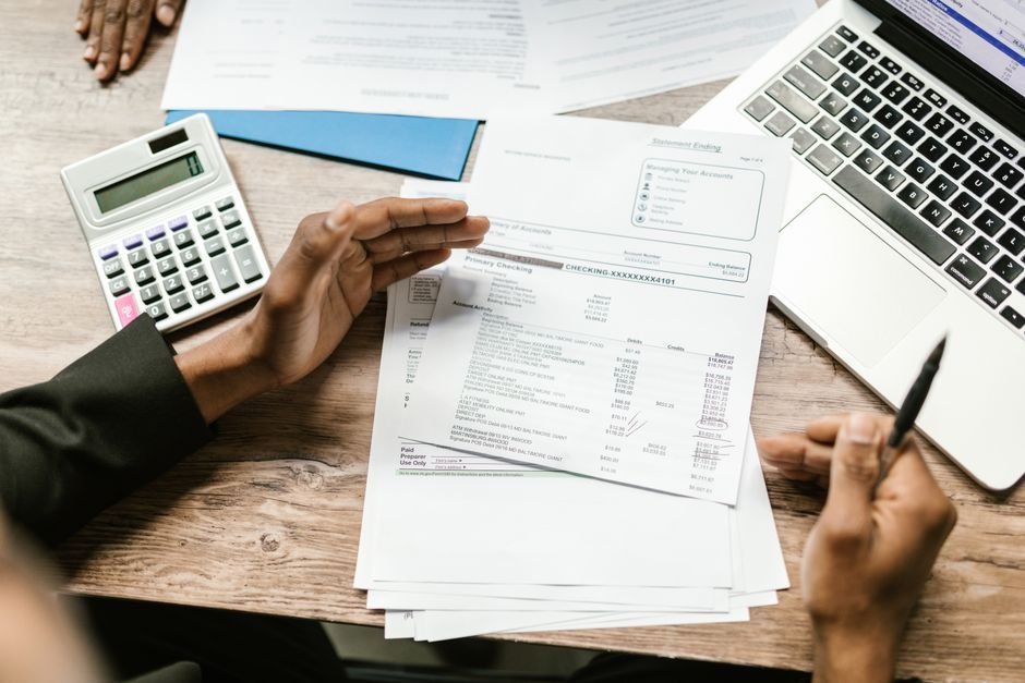 Empresário analisando contrato de empréstimo bancário e planilha de juros em um escritório