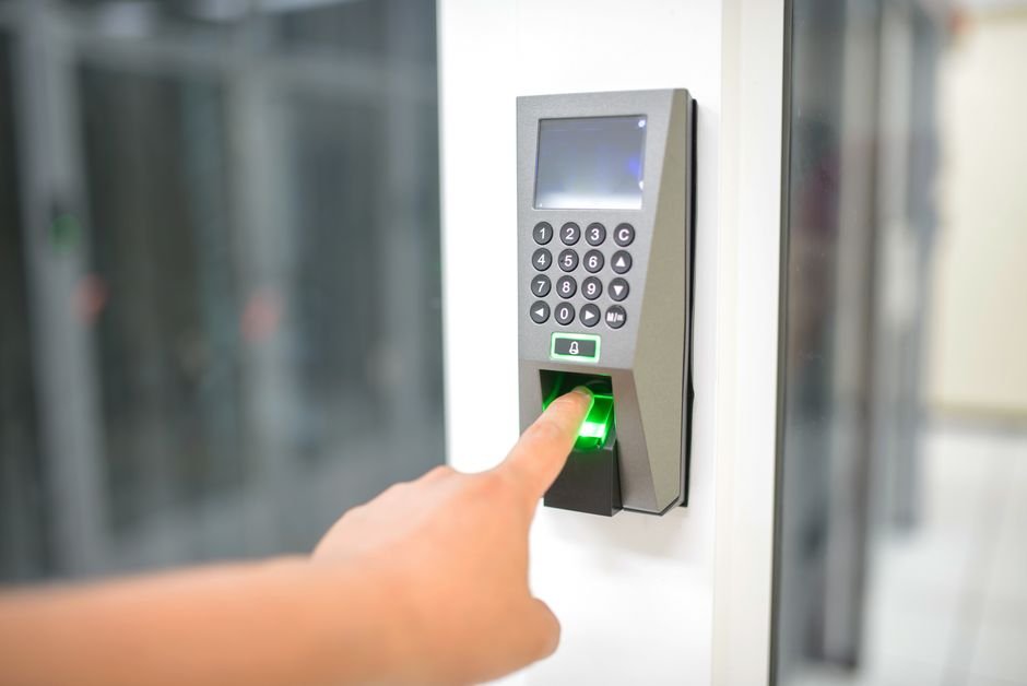 Relógio de ponto eletrônico em ambiente de trabalho, simbolizando controle de jornada e justa causa trabalhista