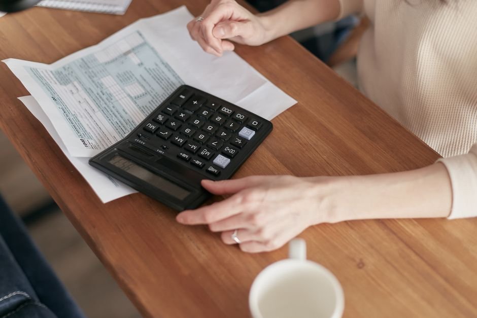Empresário analisando boletos e notificação da Receita Federal sobre débitos do Simples Nacional