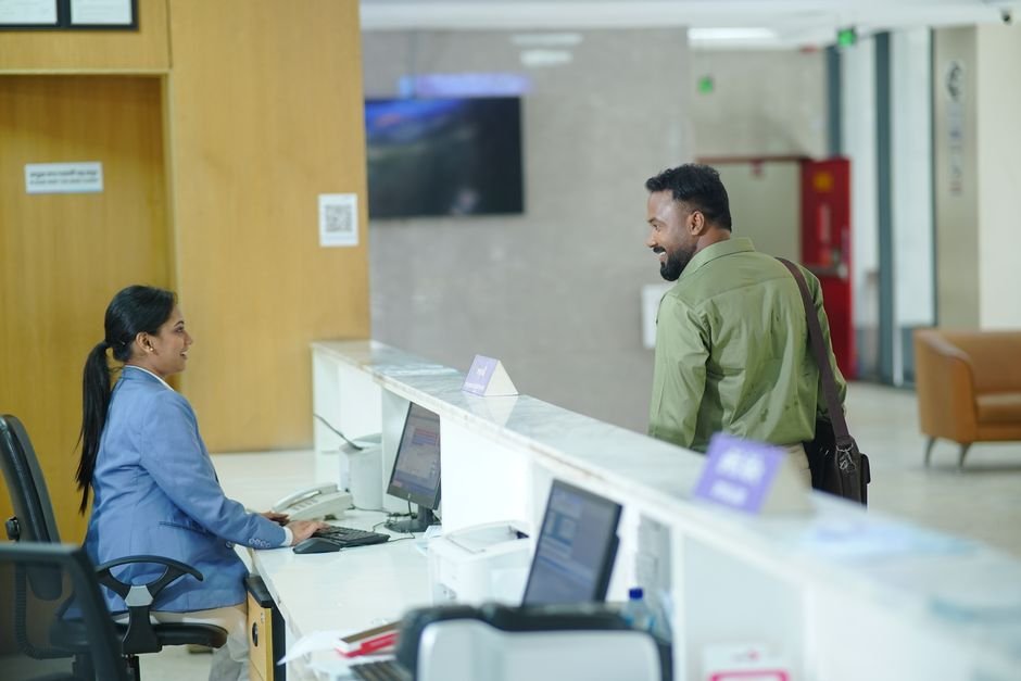 Empresária conferindo emissão de nota fiscal eletrônica em computador no balcão de um estabelecimento comercial