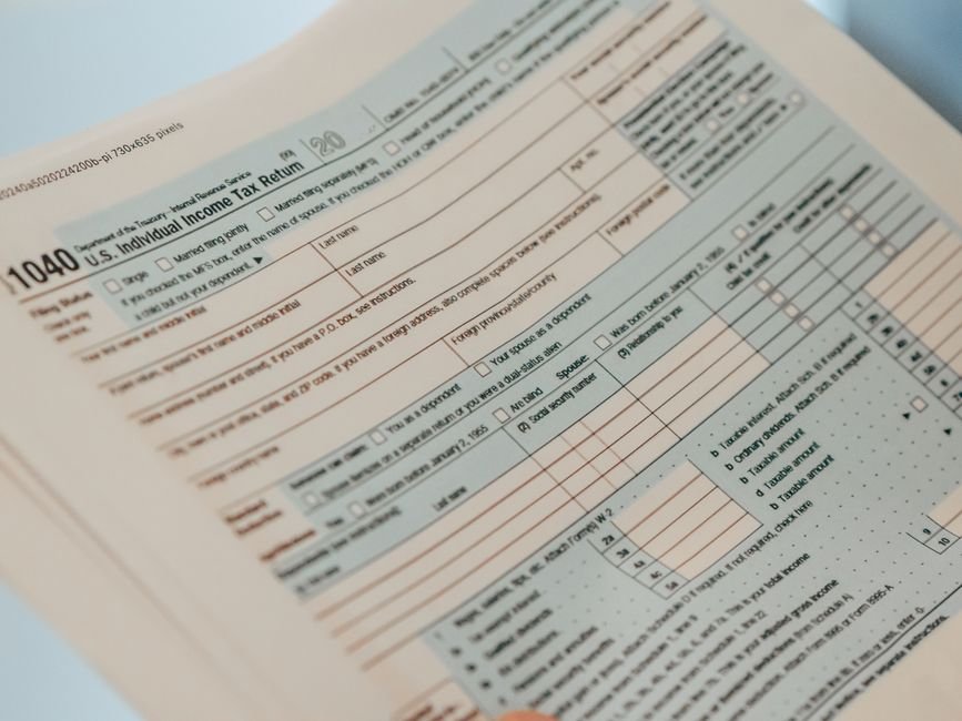 Empresário de restaurante analisando documentos fiscais e calculadora sobre balcão, representando a retenção de Imposto de Renda sobre lucros distribuídos