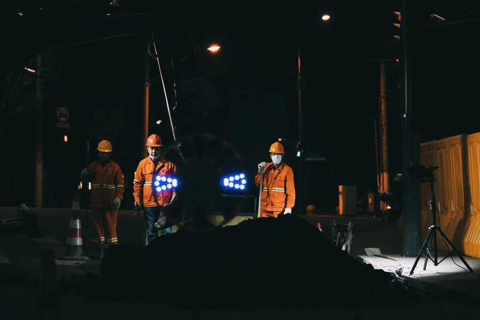 Recepcionista de hotel trabalhando no balcão durante a madrugada, símbolo do adicional noturno na CLT