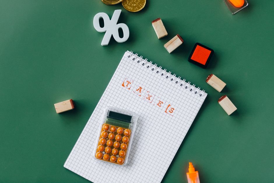 Empresária analisando notificação de dívida tributária em um escritório, com documentos e calculadora sobre a mesa