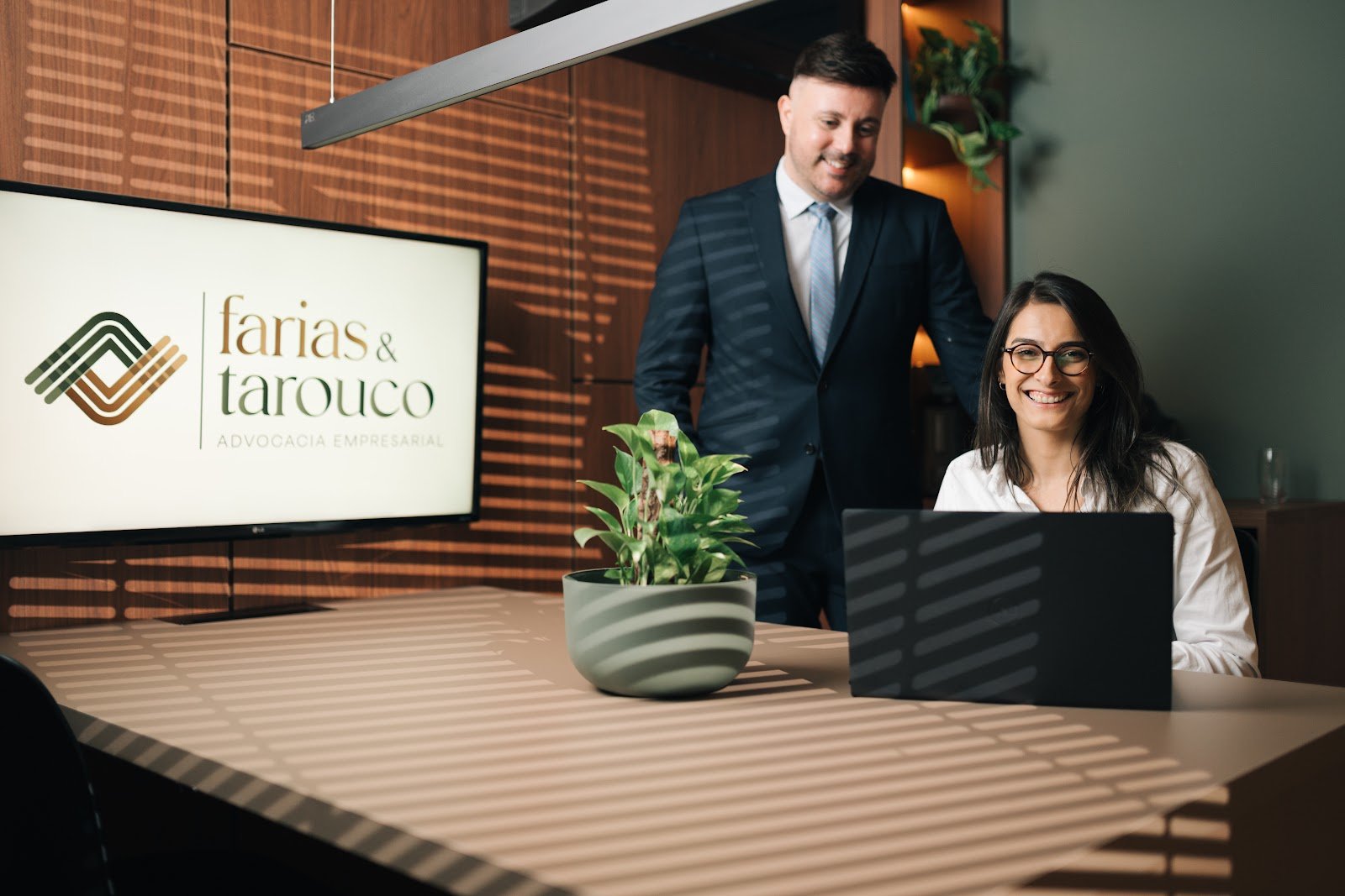 Advogados à mesa de negociação — redução de passivo bancário para empresas, Farias & Tarouco